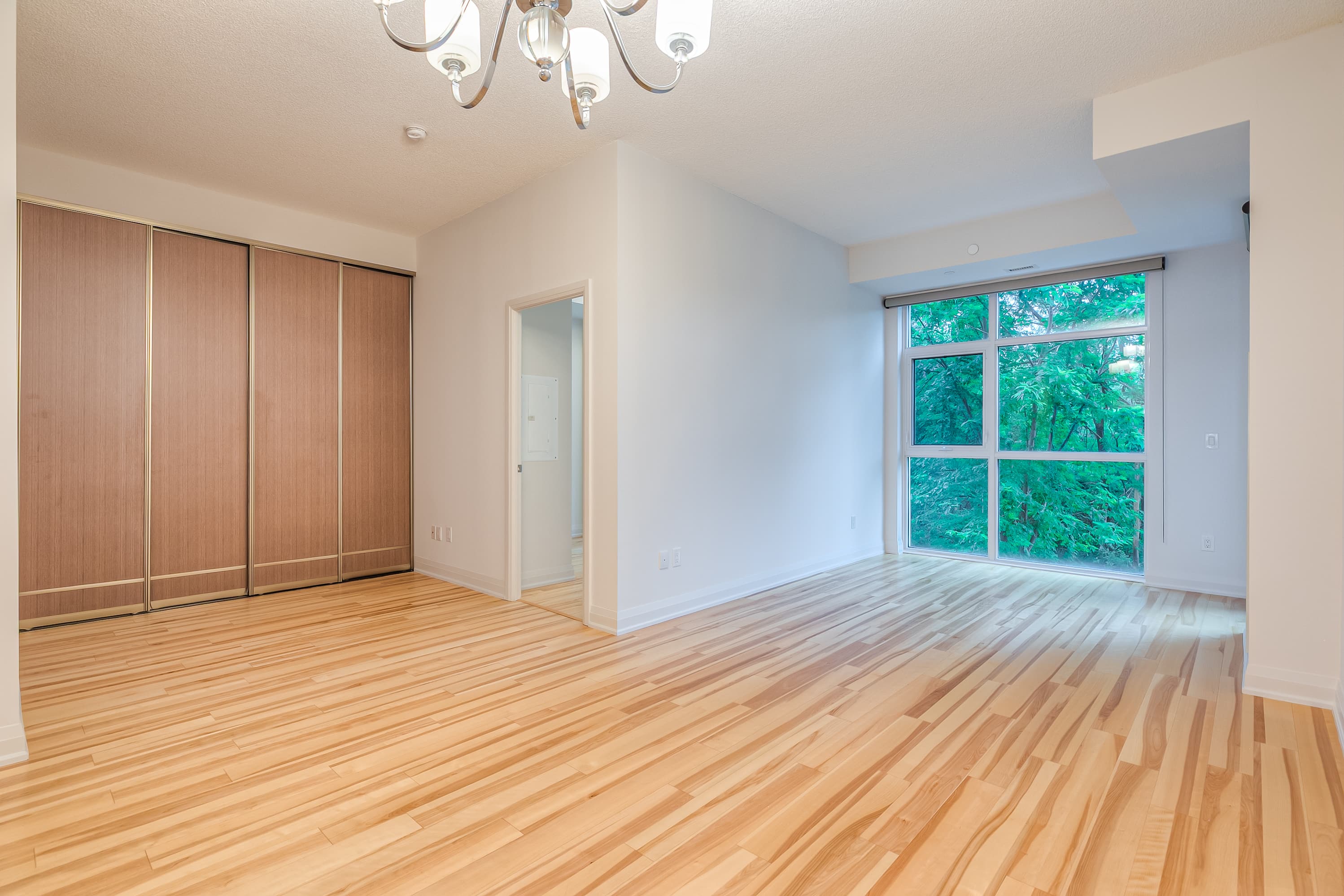 Dining room before EstateAI processing